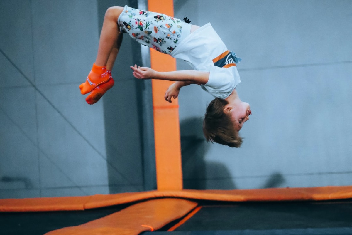 Titelbild zu „8 Vorteile des Trampolinspringes für Kinder“