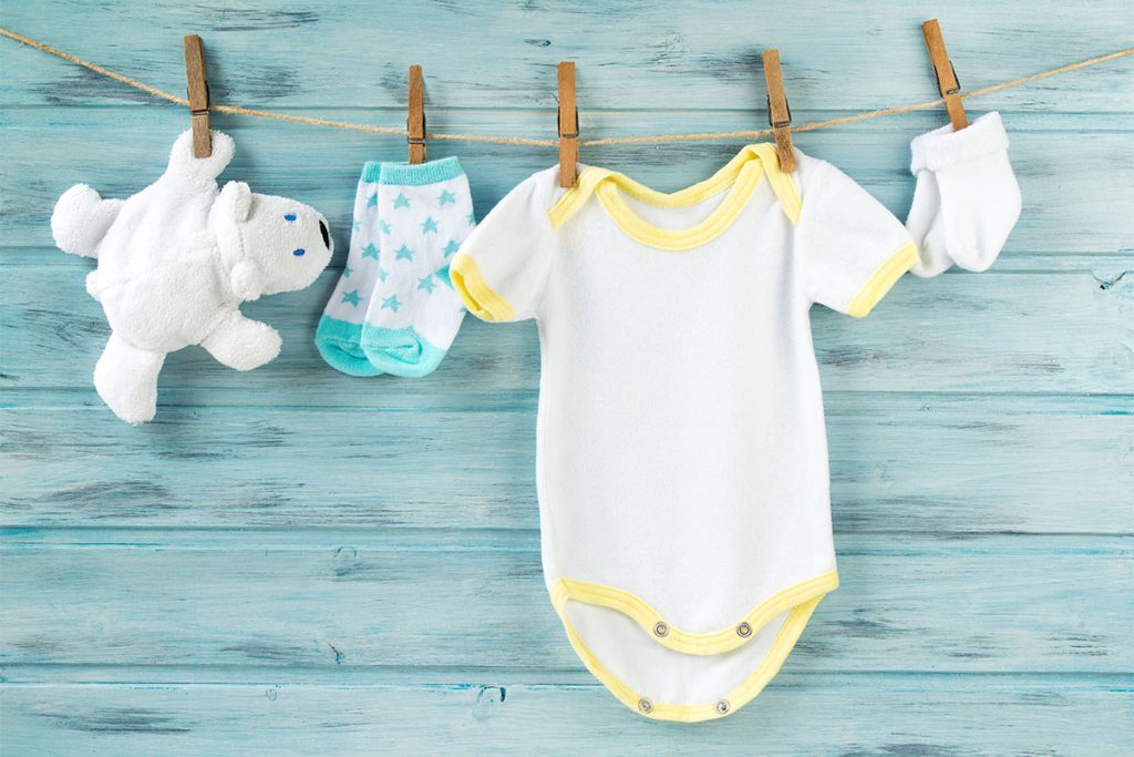 Titelbild zu „Alles was man über die richtige Babykleidung wissen muss“