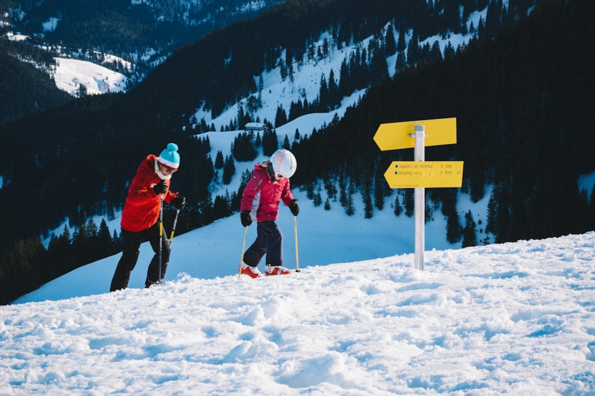 Titelbild zu „Die ultimative Packliste für unvergessliche Ski-Abenteuer mit der Familie!“